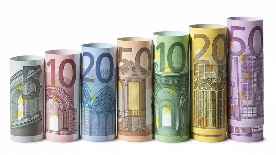 Latinos on FIRE: Finanzielle Freiheit in Deutschland – realistisch erreichen – FI erreichen, Schritt für Schritt - Moneynarrative.org (AI generated) Bundles of Euro Notes piling up